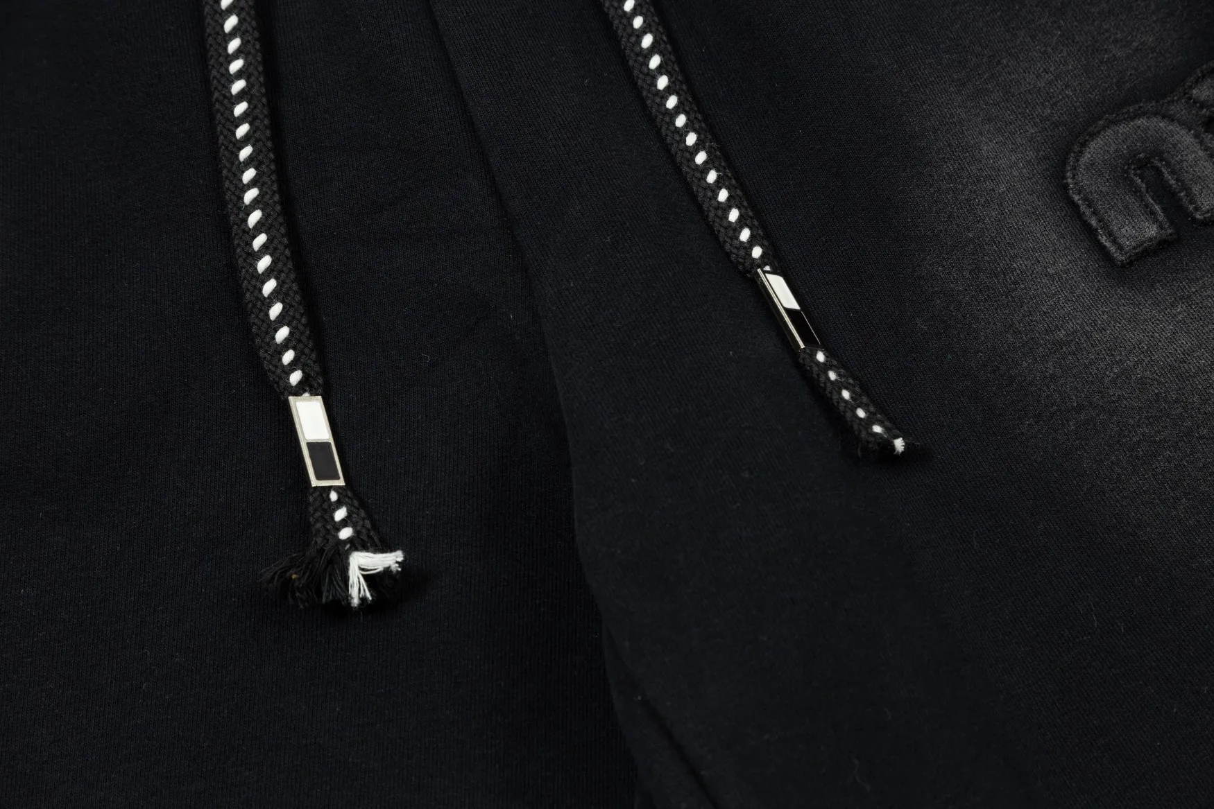 AIexahder 24New Arrival Classic logo。 ，Classic ， g ， 。 LOGO ， Versatile， ， 99%。 、 、 、1:1 。 Same Style ：Black Sizes：M 3XL